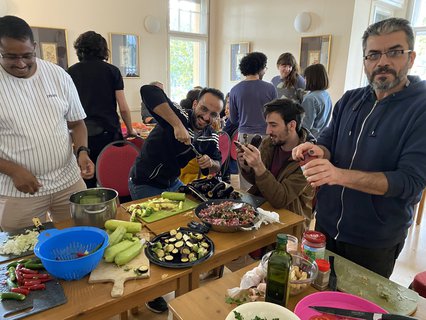 Gemeinsam kochen, essen und andere Menschen kennenlernen. 