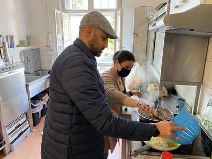 Foad und Elli rühren bereits in den Töpfen. 