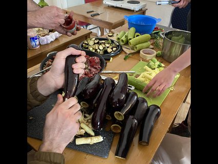 Auberginen und Zuccini aushölen für eine Variante mit Fleisch und eine ohne. 