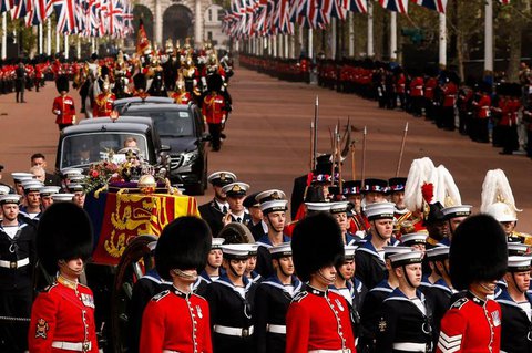 Nach dem Gottesdienst in Westminster Abbey wird der Sarg der Queen in Richtung Wellington Arch getragen.