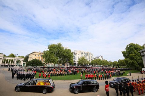 Der Sarg der Queen befindet sich auf dem Weg nach Schloss Windsor.
