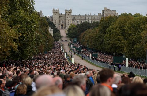 Trauernde warten vor dem Schloss Windsor, um Abschied von der Queen zu nehmen