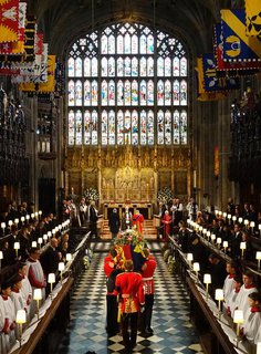Der Sarg von Königin Elizabeth II. wird in die St.-Georges-Kapelle auf Schloss Windsor vor der Beisetzung von Königin Elizabeth II. getragen. 