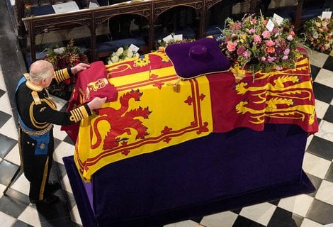 König Charles III. legt bei der Beisetzung von Königin Elizabeth II. in der St. 
Georges Kapelle in Windsor Castle die Kompaniefarbe der Grenadiergarde der 
Königin auf den Sarg.