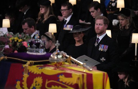 Meghan, Herzogin von Sussex und Prinz Harry, Herzog von Sussex, blicken während der Trauerfeier für Königin Elizabeth in der St. Georges Kapelle auf den Sarg. 
