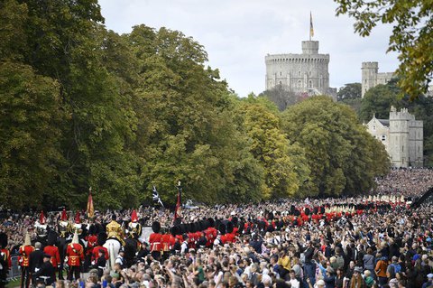 Die feierliche Prozession mit dem Sarg von Königin Elizabeth II. zieht über den Long Walk zum Schloss Windsor, während zahlreiche Menschen den Weg säumen. 