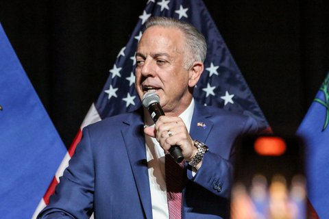 Joe Lombardo spricht zu seinen Anhängern auf der Wahlparty der Republikaner in Las Vegas.