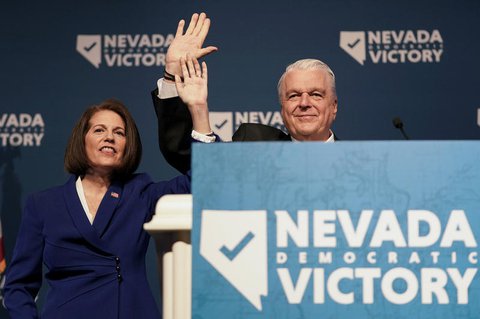 US-Senatorin Catherine Cortez Masto winkt neben Nevadas Gouverneur Steve Sisolak während einer Wahlparty von der Demokratischen Partei