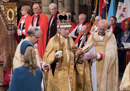 König Charles III. wird vom Erzbischof von Canterbury, Hochwürden Justin Welby, während seiner Krönungszeremonie in der Westminster Abbey mit der St. Edward's Crown gekrönt. 