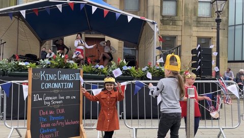 Kinder tanzen beim Auftritt der Coverband „Do it like Dua“ in Oldham, Manchester