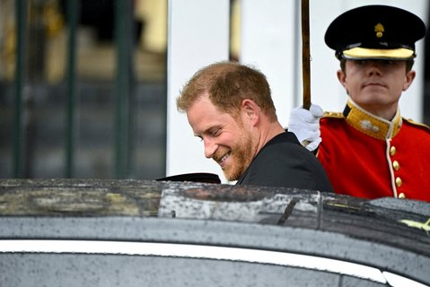 Prinz Harry steigt nach der Krönung von König Charles III. und Königin Camilla die Westminster Abbey in ein Auto ein.