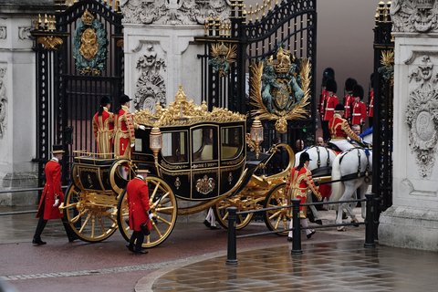 Die Staatskutsche zum Diamantenen Jubiläum («Diamond Jubilee State Coach») kommt am Buckingham Palace an. 