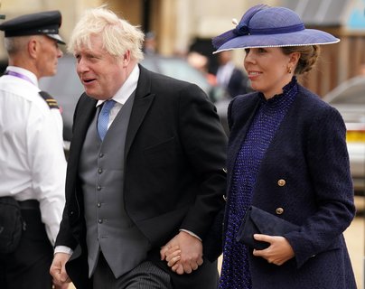 Boris Johnson (l), ehemaliger Premierminister von Großbritannien, und seine Frau Carrie Johnson.