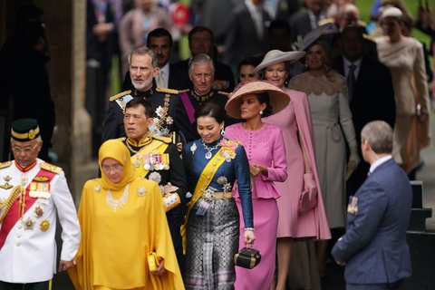 König Felipe VI. (M,l-r) von Spanien und Königin Letizia von Spanien (Mitte) vor der Krönungszeremonie.