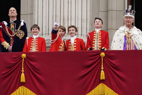 William (l-r), die Ehrenpagen des Königs - Ralph Tollemache, Prinz George, Lord Oliver Cholmondeley, Nicholas Barclay, und König Charles III..