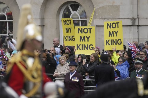 Anti-Monarchisten am Rande der Parade.