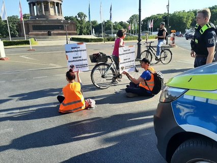 Blockierer in Aktion am Großen Stern