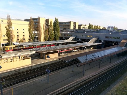 Stillstand am sonst so geschäftigen Potsdamer Hauptbahnhof. Erst wenn die Bombe entschärft ist, darf die S-Bahn wieder losfahren
