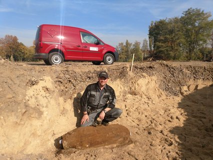 Geschafft! Mike Schwitzke präsentiert die entschärfte Bombe