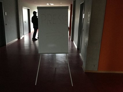 Warten heißt es auch im Presseraum in der Holzmarktstraße.