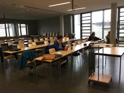 Allzu groß ist der Andrang diesmal aber nicht. Bei früheren Entschärfungen waren auch schon mal Journalisten aus dem Ausland vor Ort. Heute nicht.