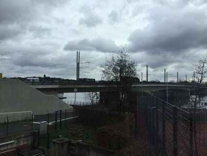 Nadelöhr. Die Sperrung der Langen Brücke macht sich auf der Humboldtbrücke bemerkbar. Autos und LKW fahren dicht an dicht.