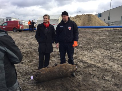 Sprengmeister Mike Schwitzke (rechts) mit Oberbürgermeister Schubert an der entschärften Bombe.