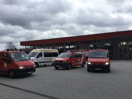 Krankentransportfahrzeuge verlassen die Holzmarktstraße.
