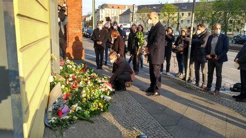 Dietmar Woidke, Mike Schubert und Ursula Nonnenmacher legten Blumen nieder.