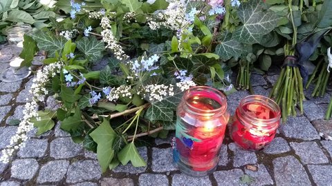 Kinder haben beklebte Gläser mit Kerzen aufgestellt.