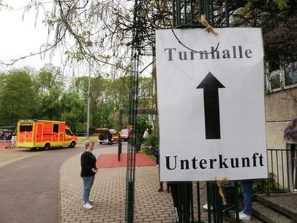 Schilder weisen den Weg zum Ausweichquartier am Bisamkiez. 