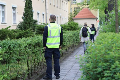 Mitarbeiter des Ordnungsamtes kontrollieren, ob sich noch jemand im Wohngebiet Am Brunnen aufhält.