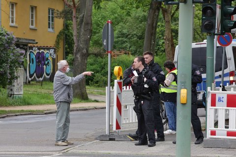 Ein Bürger im Gespräch mit den Einsatzkräften.