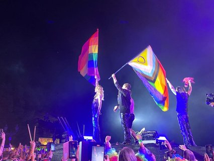 Eine Pride-Demonstration: Tokio Hotel vorm Brandenburger Tor.