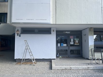Die Fassade des Stadtteilzentrums Mehringplatz bekommt einen neuen Anstrich.