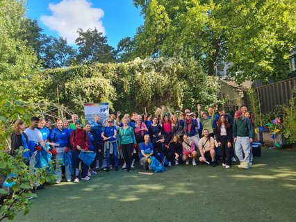Die freiwilligen Helfer:innen beim ijgd-Clean-up zwischen Ratibor- und Ohlauer Straße.