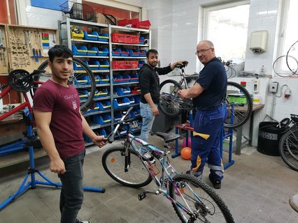 Schrauben, Reifen flicken, Ketten spannen. In der Werkstatt des Vereins „Garage 10“ in der Sewanstraße 43 in Lichtenberg geht es darum, gespendete Fahrräder wieder fit zu machen.
