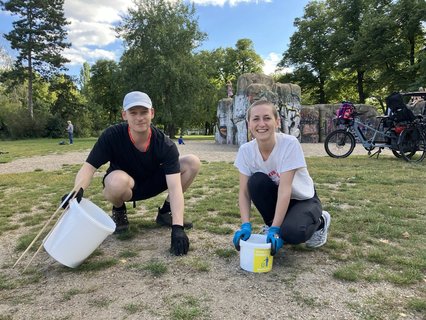 Lassen die Natur im Volkspark Friedrichshain wieder strahlen: Constantin und Vivian beim Clean-Up.