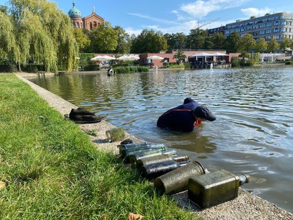 Ul Vohrer macht unter der Wasseroberfläche sauber.