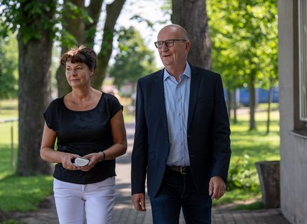 Ministerpräsident Dietmar Woidke (SPD) am Sonntag mit seiner Frau Susanne auf dem Weg ins Wahllokal in Forst.