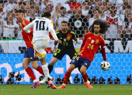 Spaniens Cucurella bekommt den Ball im Strafraum an die Hand. Der Schiedsrichter entscheidet gegen Elfmeter.