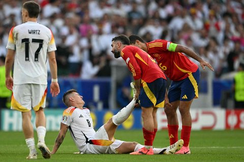 Kroos mit Krämpfen. Carvajal geht seinem Ex-Teamkamerade von Real Madrid zur Hand.