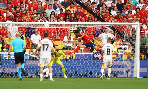 Merino schraubt sich hoch und köpft das 2:1 für Spanien.