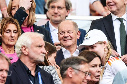 Auch der Bundeskanzler war beim Viertelfinale mit im Stadion. Hier, während des Spiels, lächelt er noch.