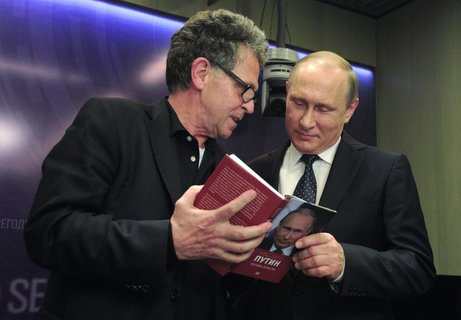 Der deutsche Journalist Hubert Seipel (l) schaut sich mit Wladimir Putin, Präsident von Russland, sein Buch 