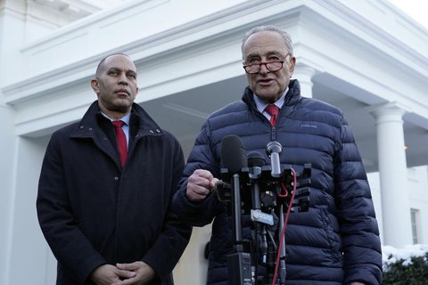 Chuck Schumer (r), Mehrheitsführer im Senat und Abgeordneter der Demokraten aus New York spricht neben Hakeem Jeffries, Minderheitsführer im Repräsentantenhaus und Abgeordneter der Demokraten aus New York