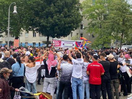 Teilnehmer der Demonstration zeigen das Hamas-Dreieck.