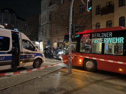 Bewohner eines Hauses in der Vorbergstraße in Schönberg musste Zuflucht in einem Bus der Feuerwehr suchen.