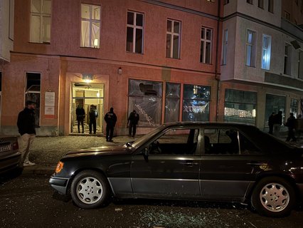 Auto- und Wohnungsfenster gingen zu Bruch.