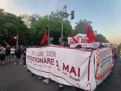 Gegen 20.20 Uhr ist die Demonstration fast wieder am Ausgangspunkt am Südstern. 